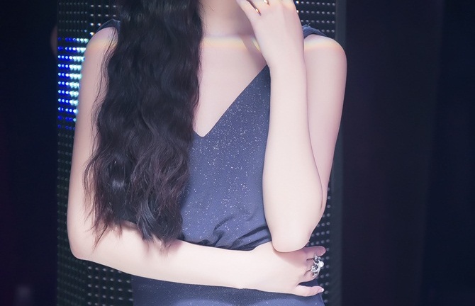 Khánh My diện đầm hở lưng, khoe vòng 3 nóng bỏng